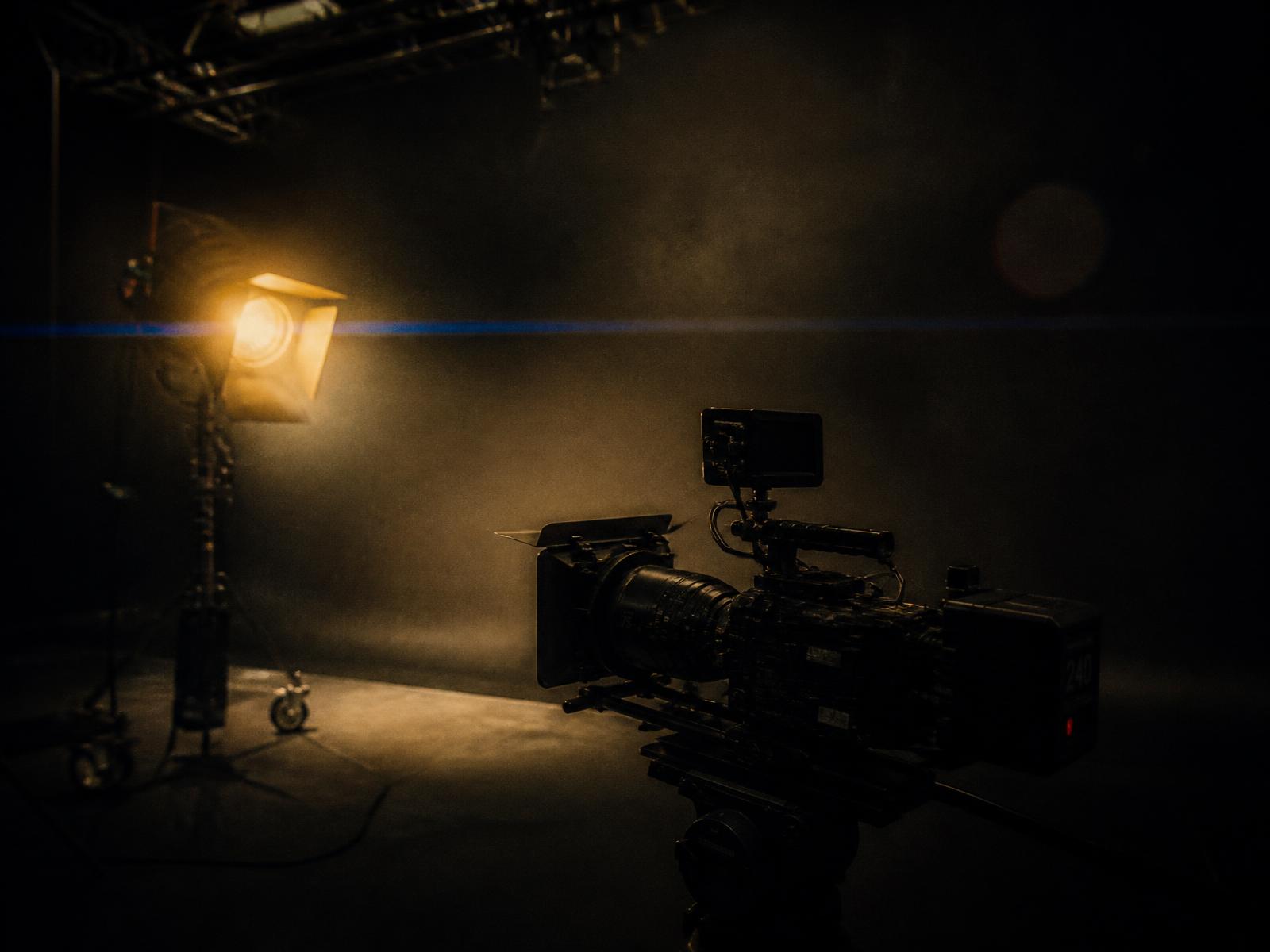 Plateau de tournage cinématographique dans la pénombre